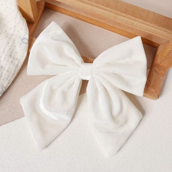 Elegant White Bow Hair Clip.